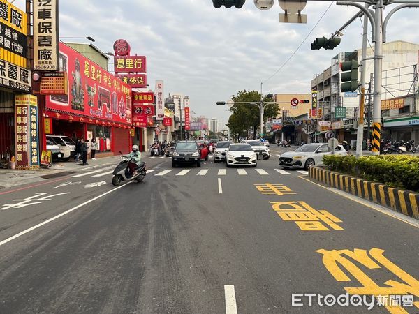 ▲台南北區中華北路一段8日上午發生追撞車禍，26歲李姓女子駕駛自小客車，沿快車道直行碰撞前方自小客車，造成6部車碰撞，2名駕駛擦挫傷。（圖／記者林東良翻攝，下同）