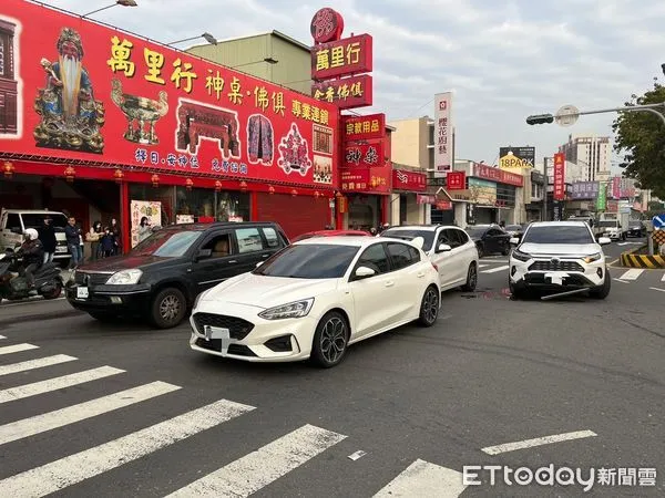 ▲台南北區中華北路一段8日上午發生追撞車禍，26歲李姓女子駕駛自小客車，沿快車道直行碰撞前方自小客車，造成6部車碰撞，2名駕駛擦挫傷。（圖／記者林東良翻攝，下同）