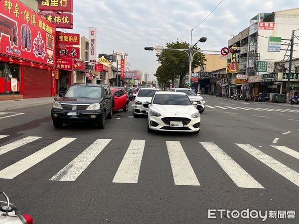 ▲台南北區中華北路一段8日上午發生追撞車禍，26歲李姓女子駕駛自小客車，沿快車道直行碰撞前方自小客車，造成6部車碰撞，2名駕駛擦挫傷。（圖／記者林東良翻攝，下同）