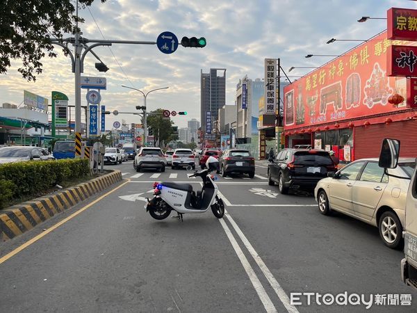 ▲台南北區中華北路一段8日上午發生追撞車禍，26歲李姓女子駕駛自小客車，沿快車道直行碰撞前方自小客車，造成6部車碰撞，2名駕駛擦挫傷。（圖／記者林東良翻攝，下同）