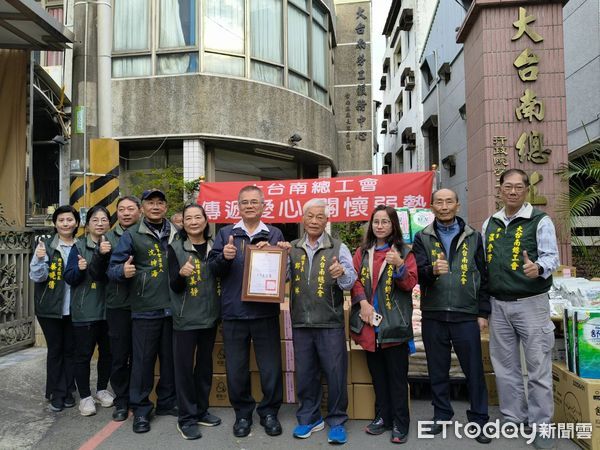 ▲台南市勞工局結合各工會關懷弱勢的愛心持續傳遞，8日由大台南總工會愛心接棒，親送致贈給20區30戶職災、弱勢勞工家庭。（圖／記者林東良翻攝，下同）