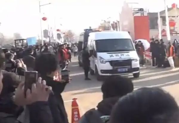 ▲▼劉強東發「億元紅包」回報老家村民！出動運鈔車、武裝押運。（圖／翻攝微博）