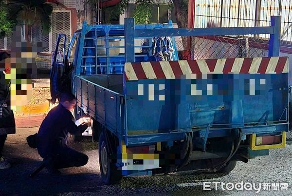 ▲民眾車輛沒電拋錨，警方協助救援。（圖／記者楊漢聲翻攝）