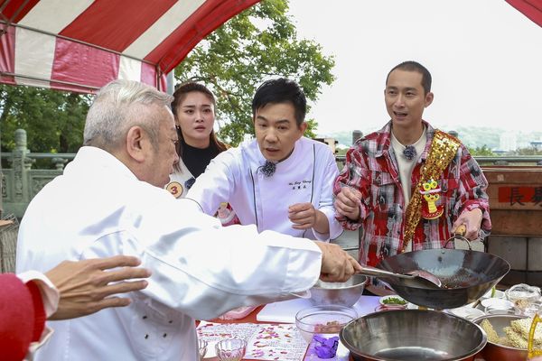 ▲嚴立婷(左起)、籃籃、楊繡惠以及梁赫群一起做菜。（圖／民視提供）