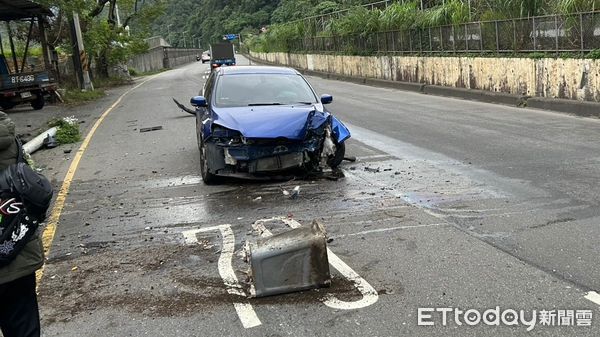 ▲8日16時汐止大同路一自小客車自撞路燈車頭潰縮全毀，所幸駕駛未受傷。（圖／記者張君豪翻攝）