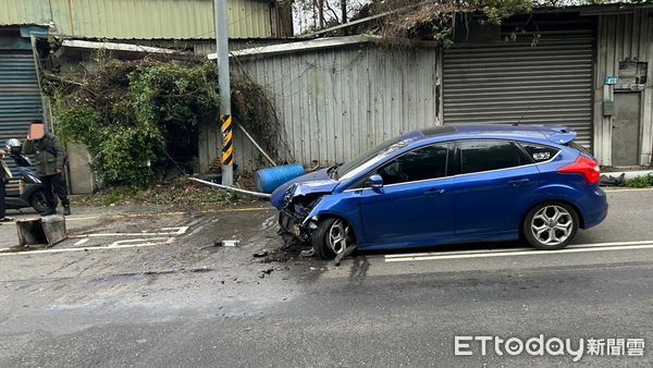 ▲8日16時汐止大同路一自小客車自撞路燈車頭潰縮全毀，所幸駕駛未受傷。（圖／記者張君豪翻攝）