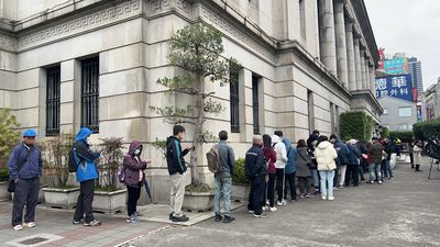 央行蛇年套幣臨櫃開賣！　台銀總行出現排隊人潮