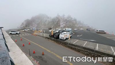 合歡山下雪！猛男大學生嗨喊「太熱了」　當場脫衣秀肌肉畫面曝