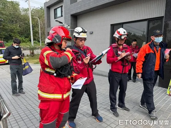 ▲台南市消防局為進一步提升救災效率與現場指揮專業性，近期導入「棘輪消防栓開關把手」，並優化「指揮官及救災幕僚反光背心」的使用，透過統一各大隊指揮官及救災幕僚名稱，強化火場救災指揮與管理系統。（圖／記者林東良翻攝，下同）