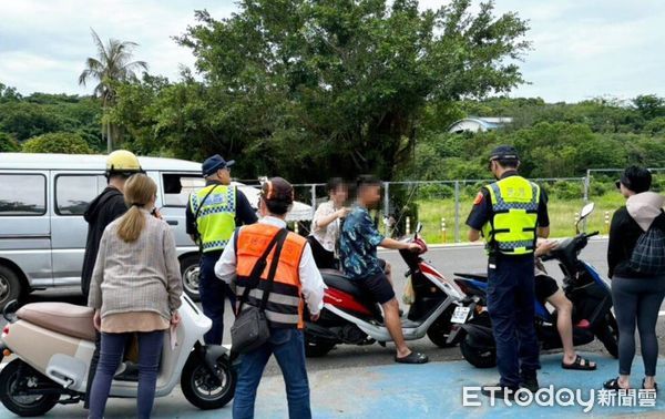 ▲屏東縣政府警察局取締未戴安全帽勤務             。（圖／記者陳崑福翻攝）