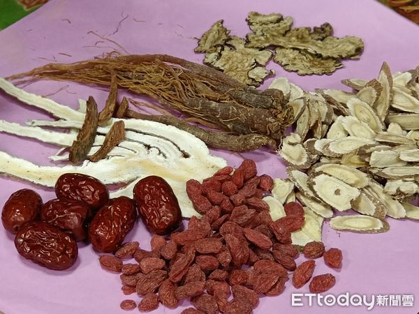 ▲▼冬令進補中藥材人參雞配方：當歸、蔘鬚、黃耆、川芎、枸杞、紅棗、肉桂。（圖／記者湯興漢攝）