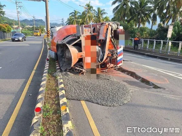 ▲▼ 高雄水泥車下坡煞車失靈！駕駛猛力右轉彎翻覆路中，混泥土流滿地。（圖／記者賴文萱翻攝）