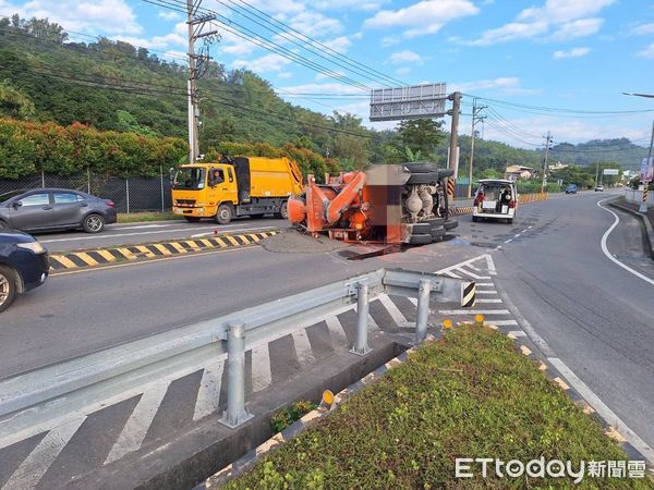 ▲▼ 高雄水泥車下坡煞車失靈！駕駛猛力右轉彎翻覆路中，混泥土流滿地。（圖／記者賴文萱翻攝）