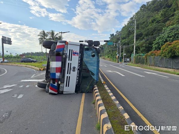 ▲▼ 高雄水泥車下坡煞車失靈！駕駛猛力右轉彎翻覆路中，混泥土流滿地。（圖／記者賴文萱翻攝）