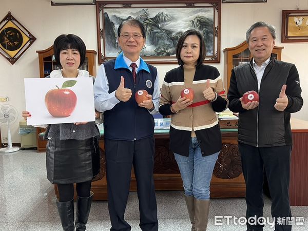 ▲中華民國犯罪矯正協會台南分會林燕祝會長指出，配合總會籌辦新年祝福活動，為雲嘉南地區矯正機關人員送上象徵幸福與平安的日本進口蜜蘋果，傳遞感謝與祝福。（圖／記者林東良翻攝，下同）