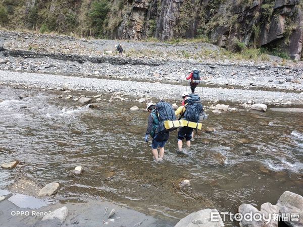 ▲苗栗消防局出動地面部隊跋山涉水，頂著低溫進山要搜救黃姓登山客。（圖／記者楊永盛翻攝）