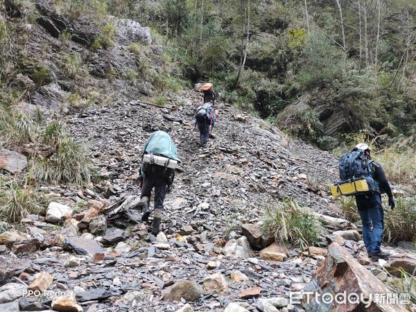 ▲苗栗消防局出動地面部隊跋山涉水，頂著低溫進山要搜救黃姓登山客。（圖／記者楊永盛翻攝）