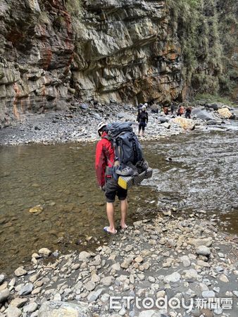 ▲苗栗消防局出動地面部隊跋山涉水，頂著低溫進山要搜救黃姓登山客。（圖／記者楊永盛翻攝）