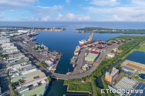 ▲▼安平商港為離岸風電備援基地，執行離岸風電設備運輸、裝卸及儲放等相關作業。（圖／台灣港務公司提供）