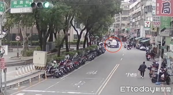 ▲▼李男開車攔住黃男機車，雙方在地上扭打             。（圖／記者陳以昇翻攝）