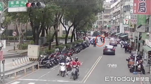 ▲▼李男開車攔住黃男機車，雙方在地上扭打             。（圖／記者陳以昇翻攝）