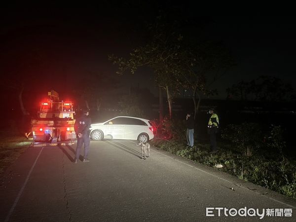 ▲大同派出所所長黃財源、警員黃恩岱及張志裕協助林姓車輛脫困             。（圖／記者陳崑福翻攝）