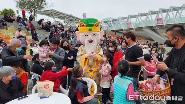 ▲（留稿）  苗栗客家文化館春節歡樂體驗    客家庄「跌三烏」傳統博奕重現。（圖／臺灣客家文化館）