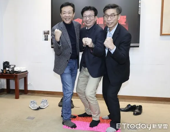 ▲▼（過年留稿先勿用）立委郭國文 鍾佳濱 張宏陸舉行 國會大叔拍照拳擊 賽事過年留稿拍攝  輸者踩腳底按摩板。（圖／記者屠惠剛攝）