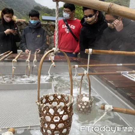 ▲（留稿）春節冷颼颼泡湯趣！    苗栗泰雅文化園區煮溫泉蛋、泡腳正夯。（圖／苗栗縣政府提供）