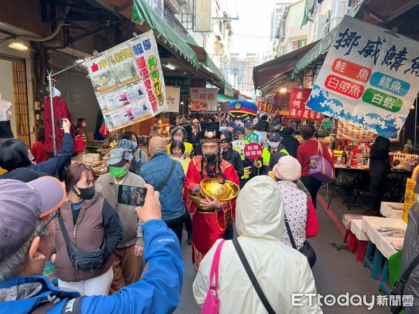 ▲▼台中南屯派出所長巧扮財神爺，在市場宣導犯罪預防，提醒「錢難賺小心網路詐騙」。（圖／警方提供，下同）