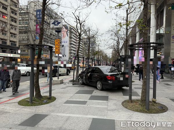 ▲▼             台北捷運市政府站外發生車禍。（圖／記者張君豪翻攝，下同）