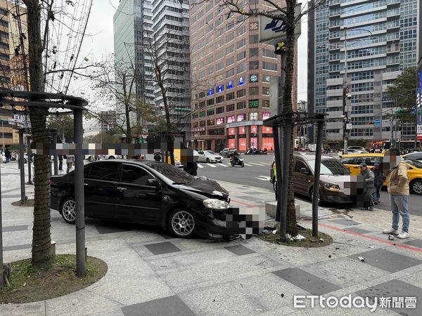 ▲▼             台北捷運市政府站外發生車禍。（圖／記者張君豪翻攝，下同）