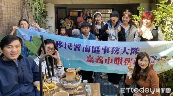 ▲▼   移民署邀新住民品嘗「罐罐茶」農曆龍年已接近尾聲，移民署嘉義市服務站辦理法令宣導暨家庭教育活動，邀請大陸新住民黃彩妃分享甘肅、陝西及寧夏等地傳統土罐烤茶特色習俗，和參與民眾一起圍爐煮茶 。（圖／移民署嘉義市服務站提供）