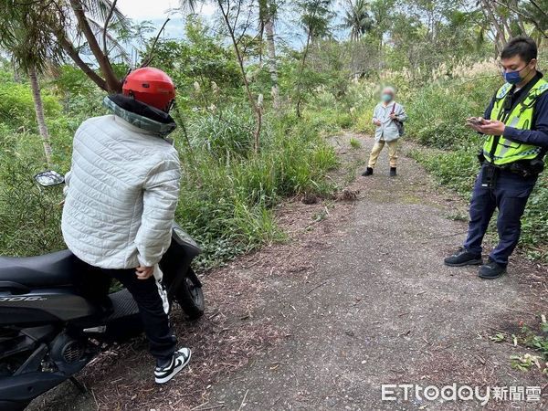 ▲員警陪同尋找終於找到機車位置。（圖／記者楊漢聲翻攝）