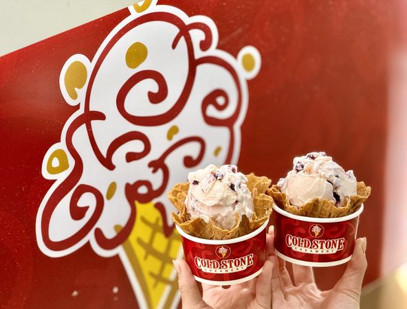 ▲▼7-11「COLD STONE複合店」推出「雙莓樂園冰淇淋」回歸，而「酷聖霜」門市則推出「草莓卡士達霜淇淋」。（圖／業者提供）