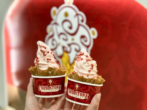 ▲▼7-11「COLD STONE複合店」推出「雙莓樂園冰淇淋」回歸，而「酷聖霜」門市則推出「草莓卡士達霜淇淋」。（圖／業者提供）