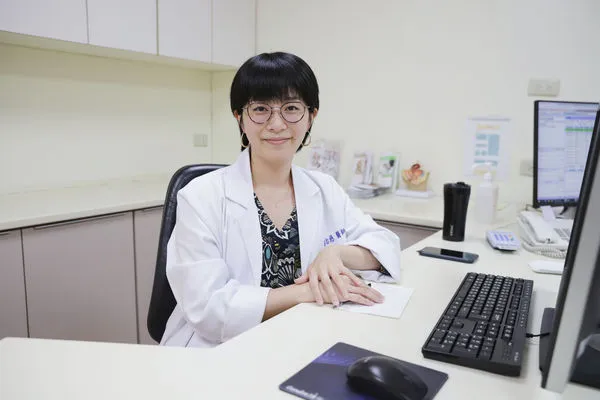 ▲▼羅東博愛醫院婦產科傅念慈醫師單孔腹腔鏡手術，為病患取出約10公分棒球大小卵巢囊腫。（圖／羅東博愛醫院提供，下同）