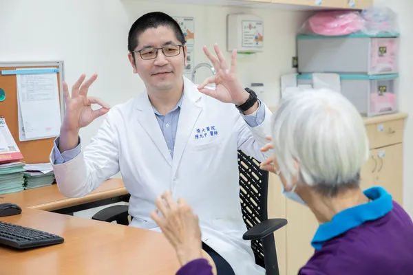 ▲▼陽明交大醫院神經內科陳允中醫師表示，巴金森氏症通過藥物與手術治療，可有效控制症狀，顯著提升生活品質。（圖／陽明交大醫院提供，下同）