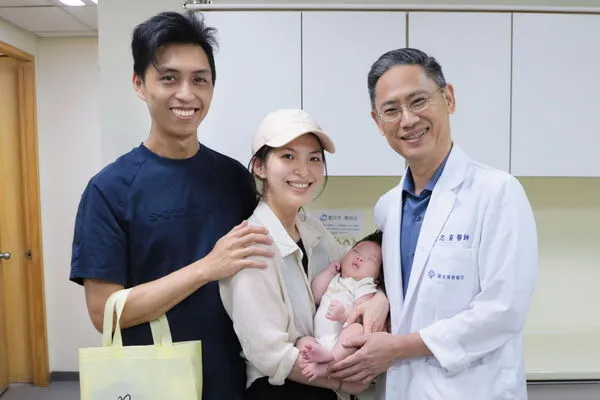 ▲在羅東博愛醫院婦產科莊志吉醫師與王家瑋生殖醫學中心建立的北宜綠色通道合作下，曾小姐試管嬰兒療程產子，一圓當媽夢想！。（圖／羅東博愛醫院提供）