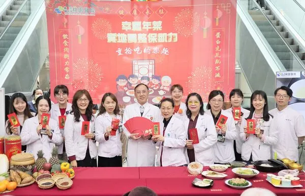 ▲衛福部立桃園醫院今年設計適合銀髮族食用年菜，由院長楊南屏帶領營養科團隊推薦。（圖／部立桃園醫院提供）