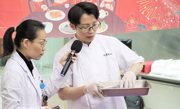 ▲衛福部立桃園醫院今年設計適合銀髮族食用年菜，由營養師親自示範烹調製作。（圖／部立桃園醫院提供）