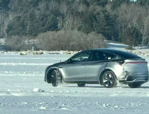 ▲特斯拉改款新Model Y卸下偽裝，露出真面目。（圖／翻攝自《Carscoops》）