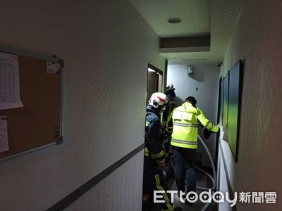 快訊／基隆男4樓住家砸東西下樓！還揚言放火　警對峙2hrs壓制送醫