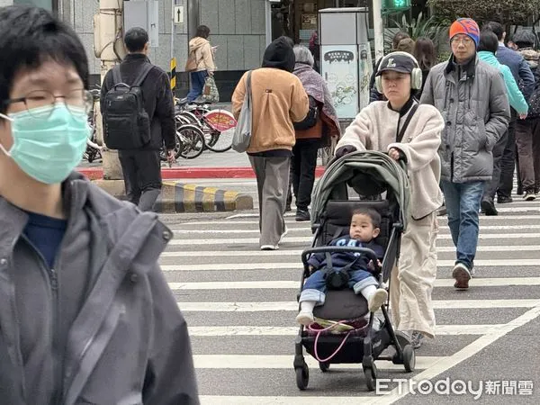 ▲▼天氣  低溫 大陸冷氣團 寒流 路人包緊緊 禦寒。（圖／記者屠惠剛攝）