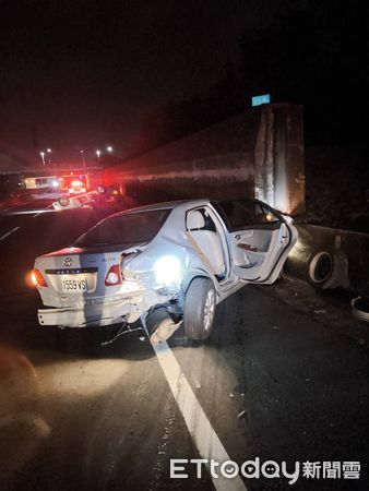 ▲台72線苗栗市新東大橋路段今凌晨發生追撞事故，肇事賓士車內2人負傷逃離現場。（圖／記者楊永盛翻攝）