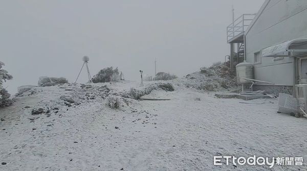 ▲▼玉山北峰降雪。（圖／氣象署提供）