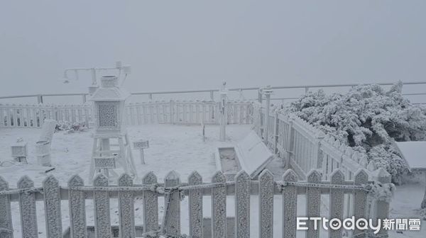 ▲▼玉山北峰降雪。（圖／氣象署提供） 