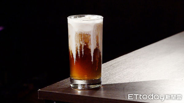 ▲ 簡單打造微醺年味！超商 3 材料自製高質感「酒精版西西里咖啡」。（圖／記者謝婷婷攝）