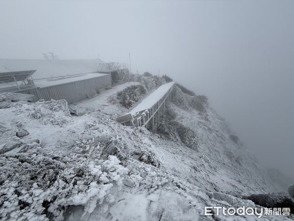 ▲▼玉山北峰降雪。（圖／氣象署提供） 