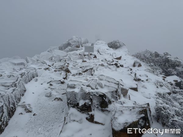 ▲▼玉山北峰降雪。（圖／氣象署提供） 